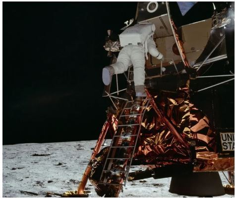 ادعای جعلی بودن فرود انسان بر ماه از سوی کیم کارداشیان و ۳ دلیل انکارنشدنی برای رد آن ادعای جعلی بودن فرود انسان بر ماه از سوی کیم کارداشیان و ۳ دلیل انکارنشدنی برای رد آن