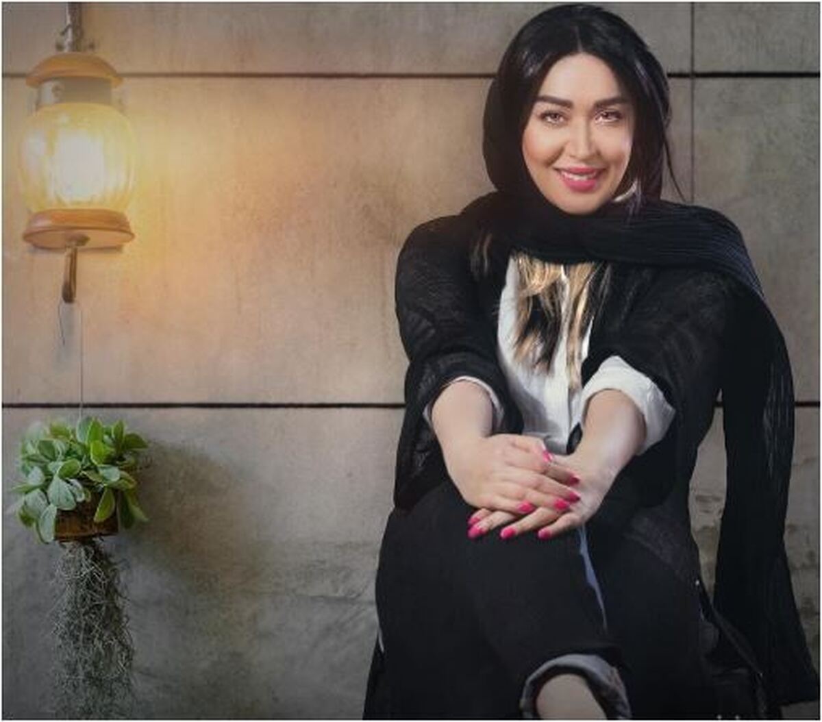 استایل مشکی سارا منجزی پور در مراسم ختم +عکس