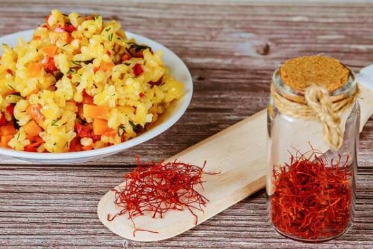 هنر تزئین زعفران در آشپزی ایرانی