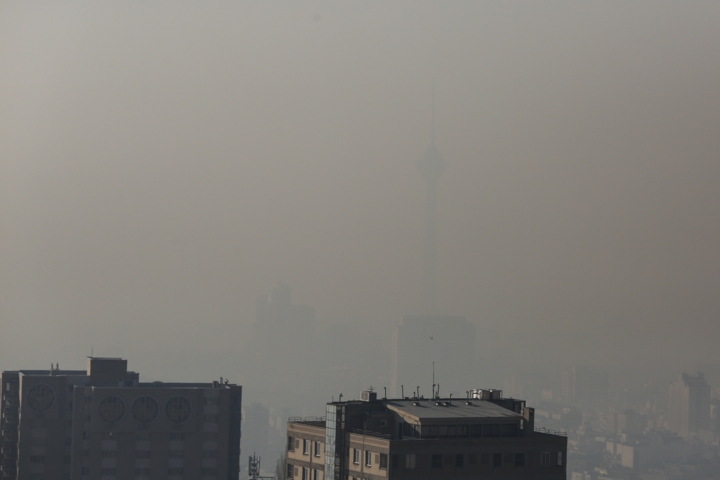 گرد و خاک آسمان تهران را در مینوردد گرد و خاک آسمان تهران را در مینوردد