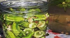 در ۶ مرحله این ترشی بامیه پرطرفدار را آماده کنید