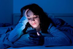 یک پزشک توضیح داد که چگونه از تلفن همراه خود بدون آسیب رساندن به کمر و گردن استفاده کنید