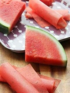 با ۲ قلم مواد اولیه ساده این لواشک هندوانه خوشمزه را آماده کنید