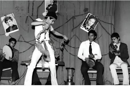 سفر در زمان: رقص محمد خردادیان در نوجوانی روی صحنه سفر در زمان: رقص محمد خردادیان در نوجوانی روی صحنه