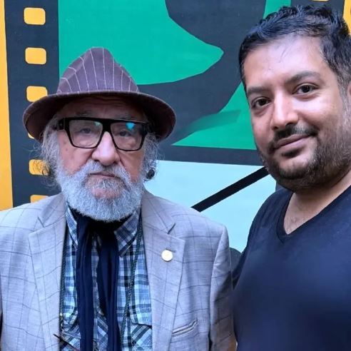 عکس یادگاری بازیگر نقش مالک اشتر با هوادارانش در ۸۱ سالگی! +عکس عکس یادگاری بازیگر نقش مالک اشتر با هوادارانش در ۸۱ سالگی! +عکس