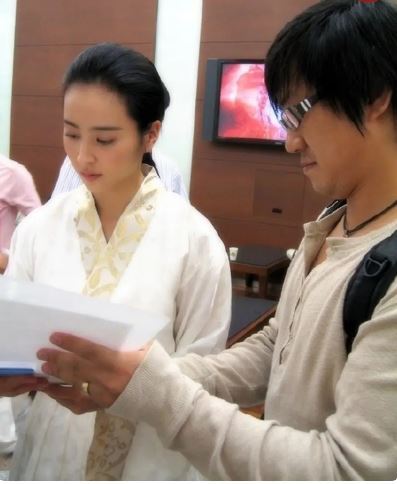 عکس یهویی از سوسانو با لباس سنتی در حال امضا دادن به طرفداران!