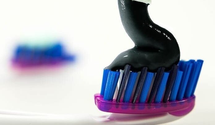 بررسی فواید و معایب خمیر دندان زغالی