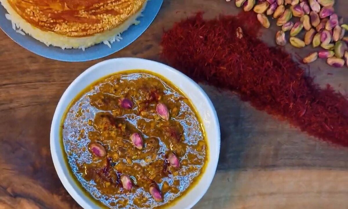 خورشت پسته با برنج زعفرانی؛ غذای اعیانی نشین‌ها