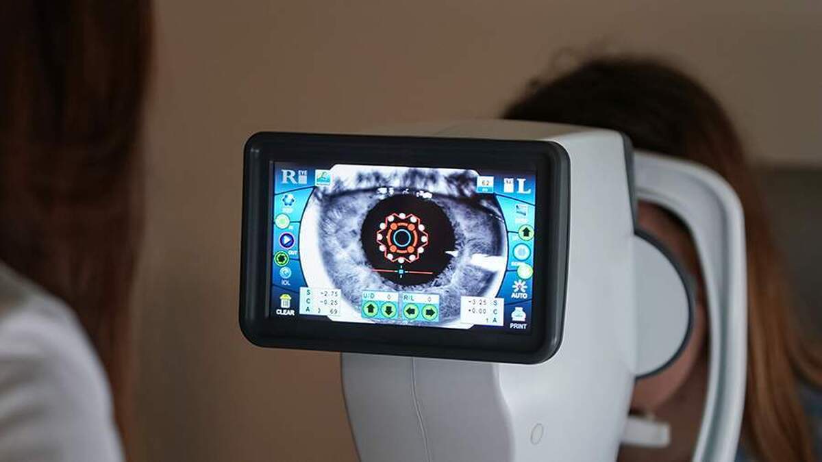 یک چشم پزشک توانایی انسان در دیدن الگو‌ها و جرقه‌های نور در تاریکی را توضیح داد.