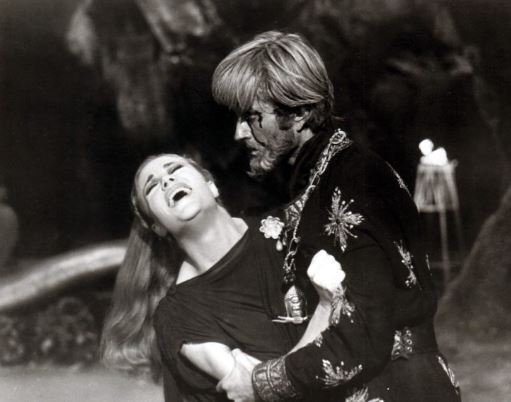 ۱۰ فیم از آشوب مردگان زنده شده در زمان قرون وسطی که شما را میخکوب میکند ۱۰ فیم از آشوب مردگان زنده شده در زمان قرون وسطی که شما را میخکوب میکند