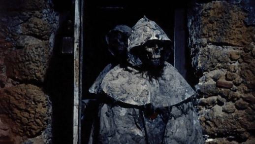 ۱۰ فیم از آشوب مردگان زنده شده در زمان قرون وسطی که شما را میخکوب میکند ۱۰ فیم از آشوب مردگان زنده شده در زمان قرون وسطی که شما را میخکوب میکند