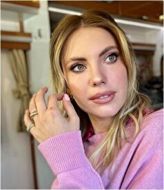 کت بسیار شکیل ادا اجه با گوشواره الهام گرفته از سوسک‌های مصری فیلم مومیایی ۱