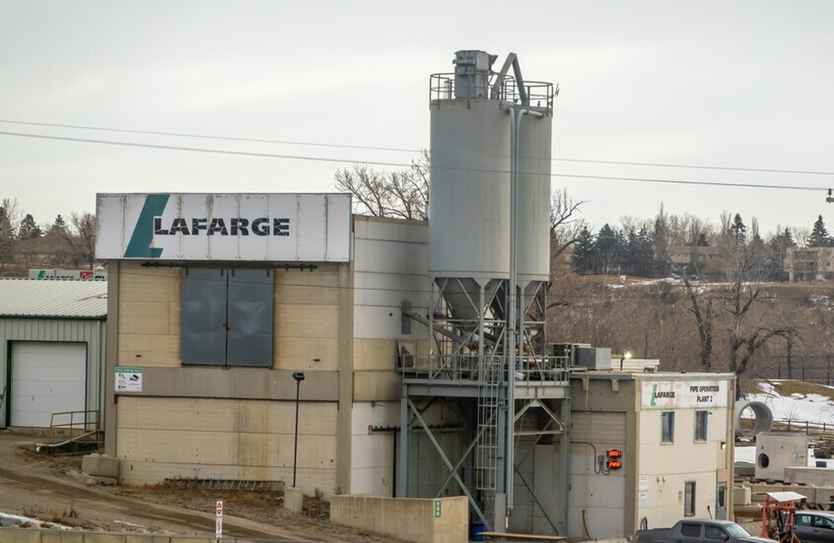 فرانسه: لافارژ به اتهام تأمین مالی تروریسم از طریق کارخانه سیمان خود در سوریه محاکمه می‌شود