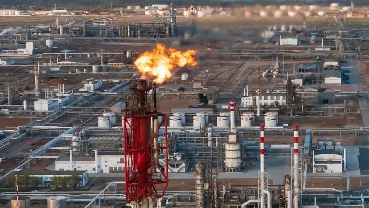 عراق بارگیری محموله‌های نفتی لوک اویل روسیه را در بحبوحه تحریم‌ها لغو کرد