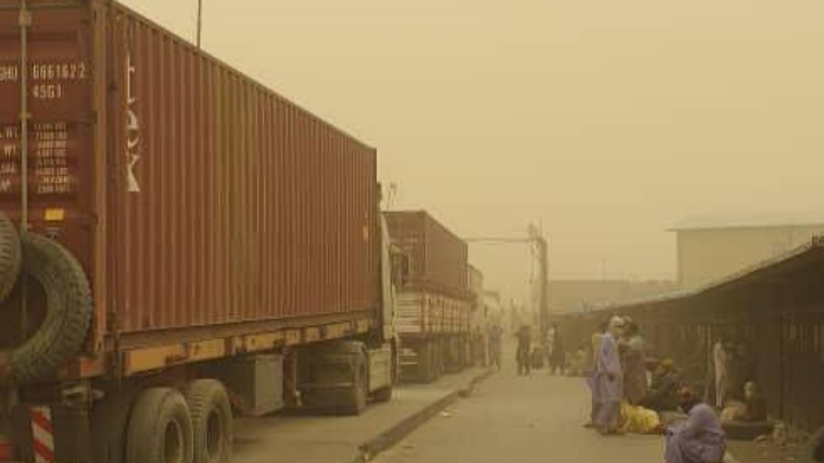 ارائه خدمات گمرکی در مرز میلک علی‌رغم تعطیلی ادارات و طوفان شدید در زابل