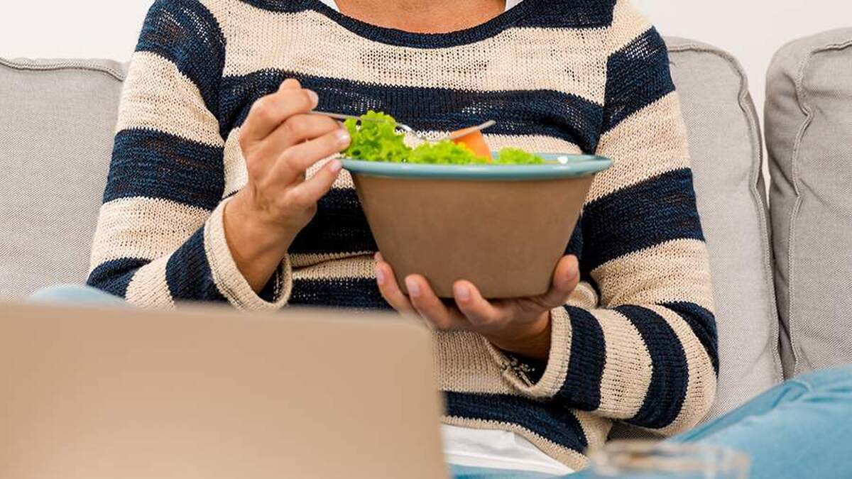 یک پزشک درباره عواقب خطرناک غذا خوردن در اواخر شب هشدار داد.