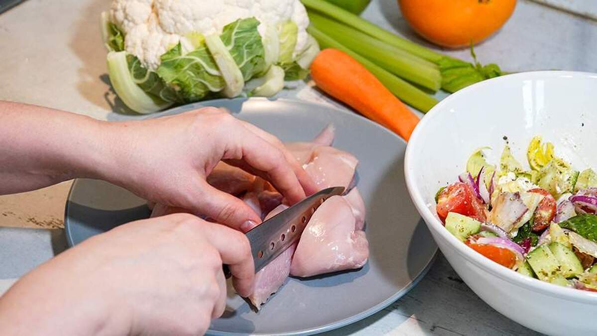 یک متخصص تغذیه علت احتمالی بیزاری ناگهانی زنان از گوشت را شناسایی کرده است.