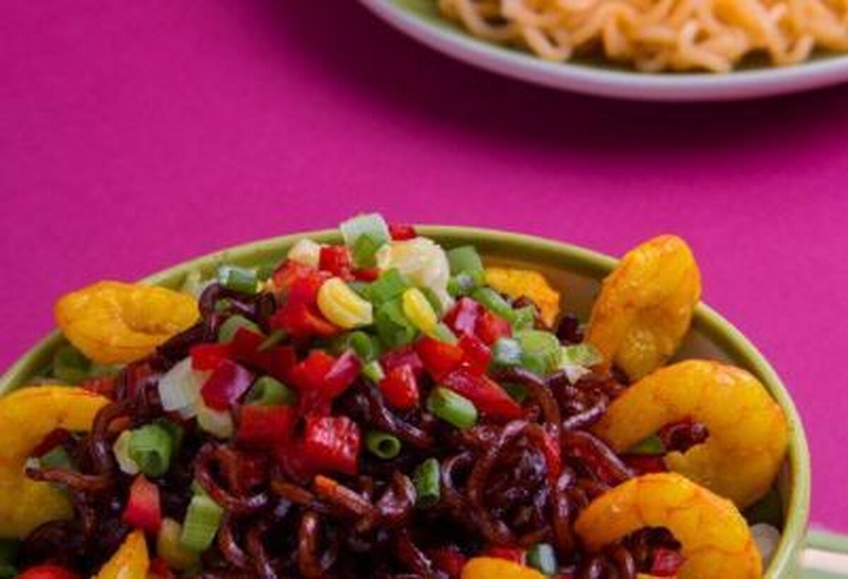 دستور تهیه خوراک نودل و میگو برای شام