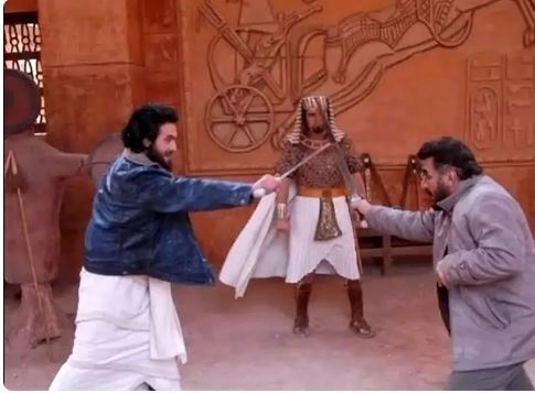 «یوزارسیف» و «فرج‌الله سلحشور» در حال تمرین «شمشیرزنی» در پشت‌صحنه