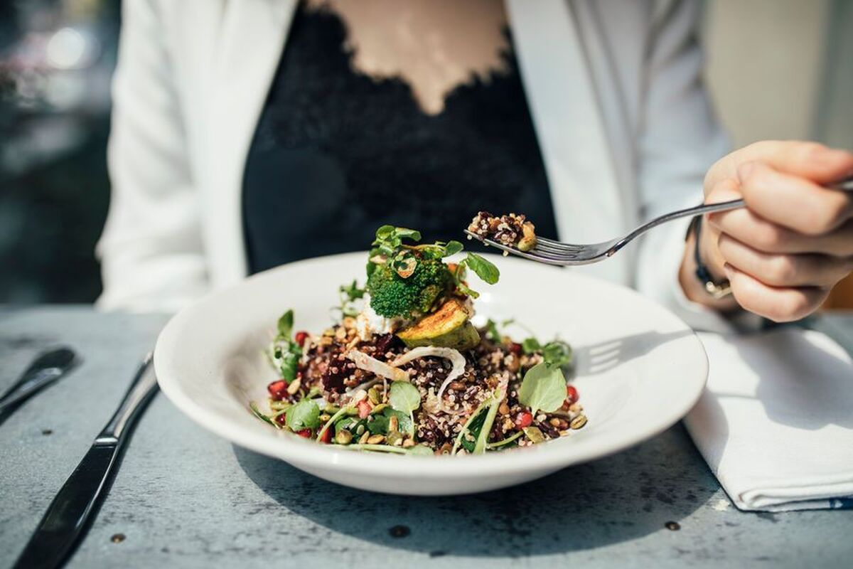 یک متخصص توضیح داد که چرا کافی‌شاپ‌ها به استفاده از تکنیک‌های آشپزی سطح بالا رو آرده‌اند