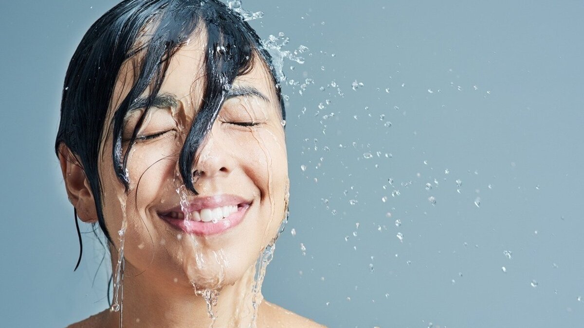 متخصص پوست آمریکایی، ایگان، فواید دوش آب سرد برای کاهش وزن و افسردگی را توضیح داد