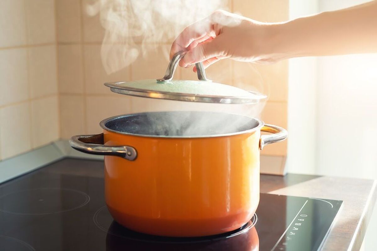 دانشمندان فاش کرده‌اند که آیا یک قاشق چوبی واقعاً می‌تواند از جوش آمدن آب جلوگیری کند یا خیر