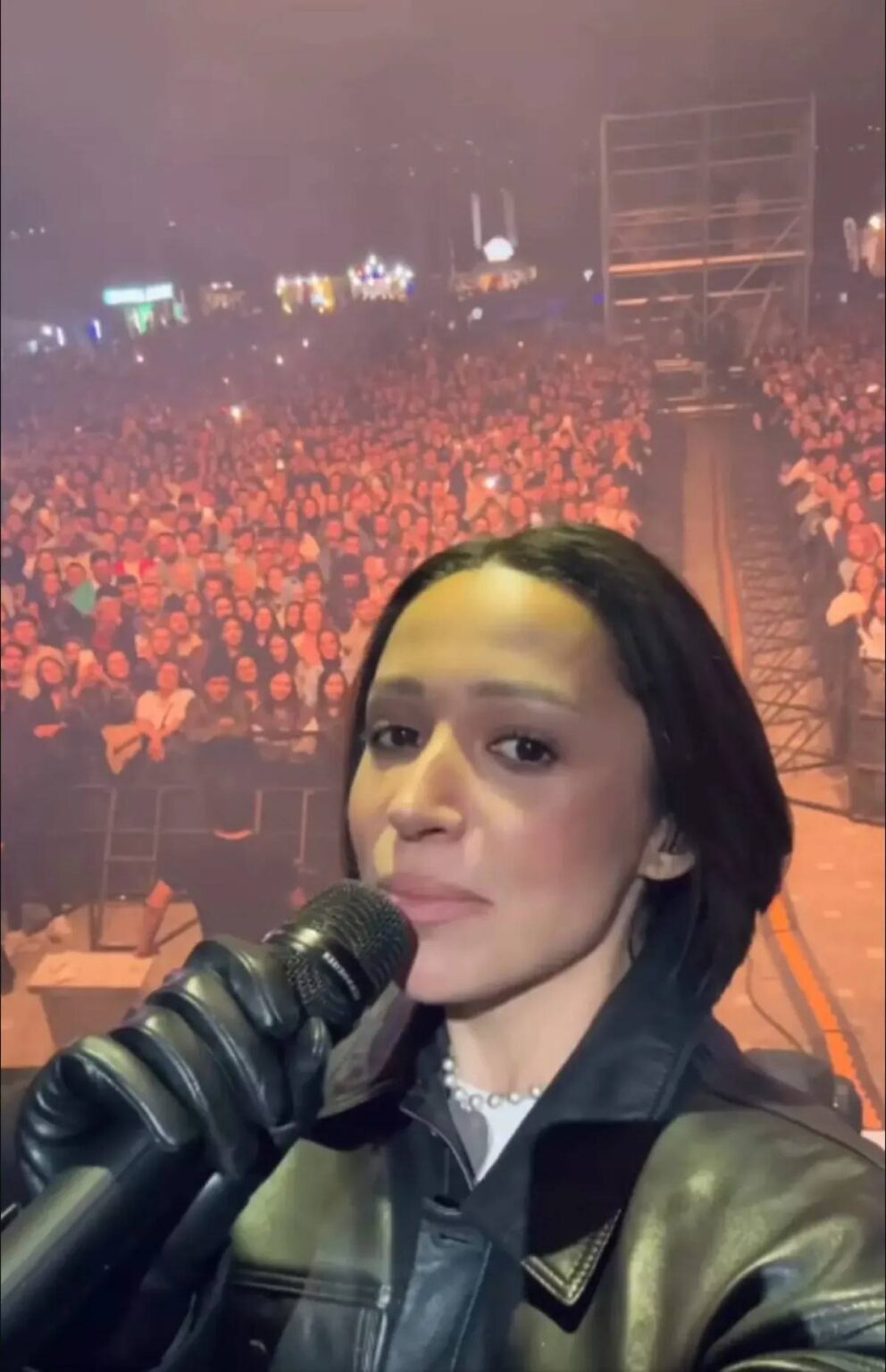 برخورد قاطع زینب باستیک با طرفداری که توی صورتش لیزر انداخت! برخورد قاطع زینب باستیک با طرفداری که توی صورتش لیزر انداخت!