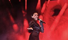 برخورد قاطع زینب باستیک با طرفداری که توی صورتش لیزر انداخت!