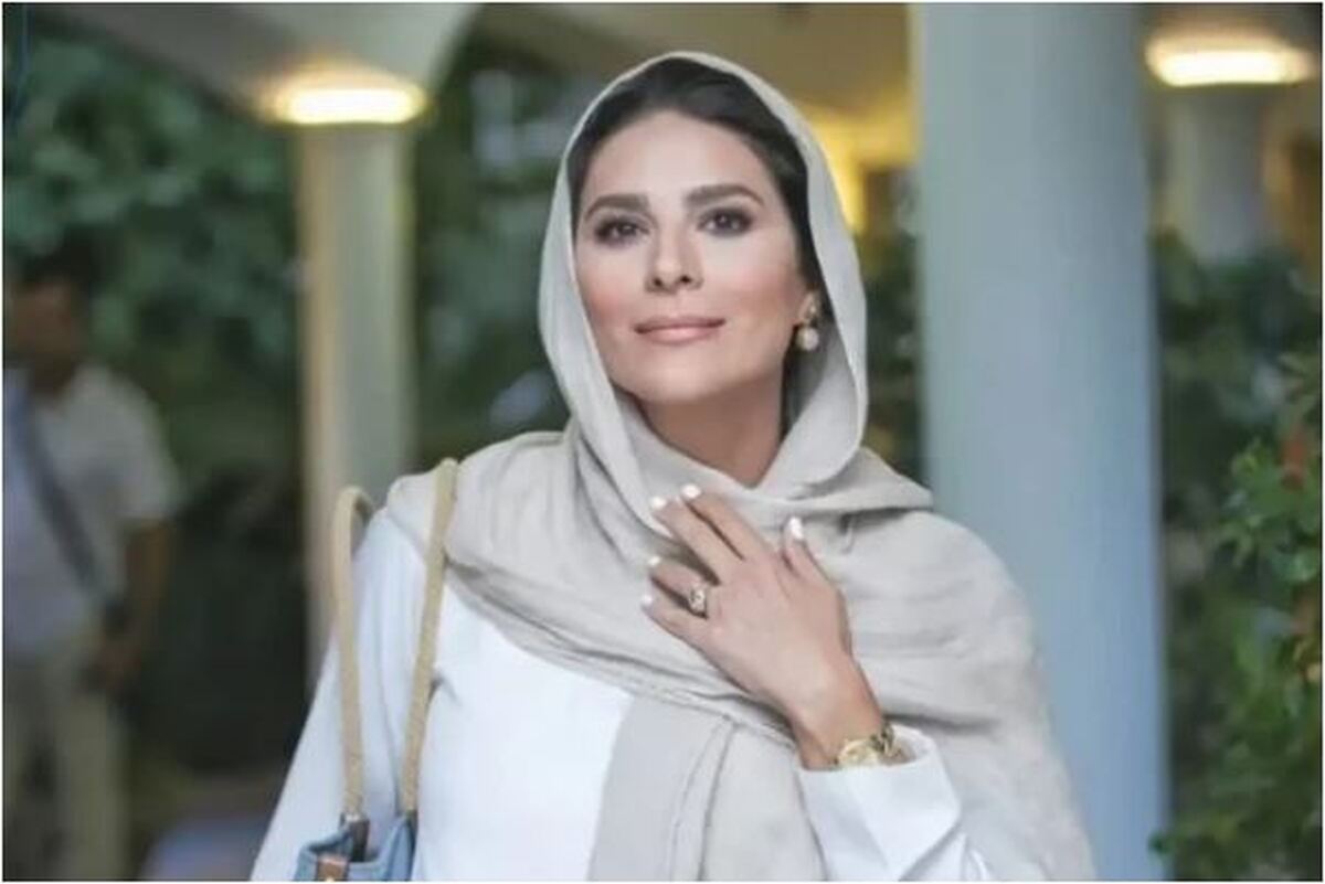 شنل با کلاس و دورنگ سحر دولتشاهی مورد توجه قرار گرفت /با کمترین دوخت و برش.. فقط دو تا آستین به‌ی پارچه وصل کردن