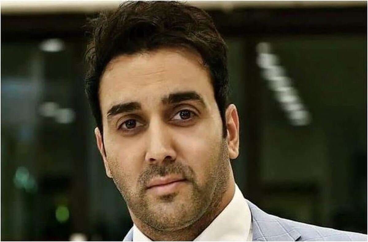 پوریا پورسرخ و مادرش / طبیعیه هر پسری وقت عکس دستاشو باز میکنه که سینه و هیکلش بیشتر به چشم بیاد