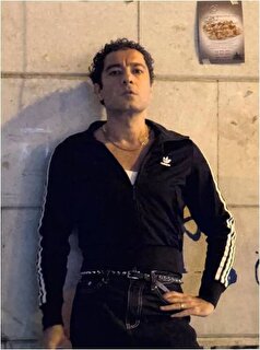 تصویر شکار شده از استایل ناهماهنگ نوید محمدزاده در پرسه زنی‌های شبانه اش!