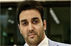 پوریا پورسرخ و مادرش / طبیعیه هر پسری وقت عکس دستاشو باز میکنه که سینه و هیکلش بیشتر به چشم بیاد