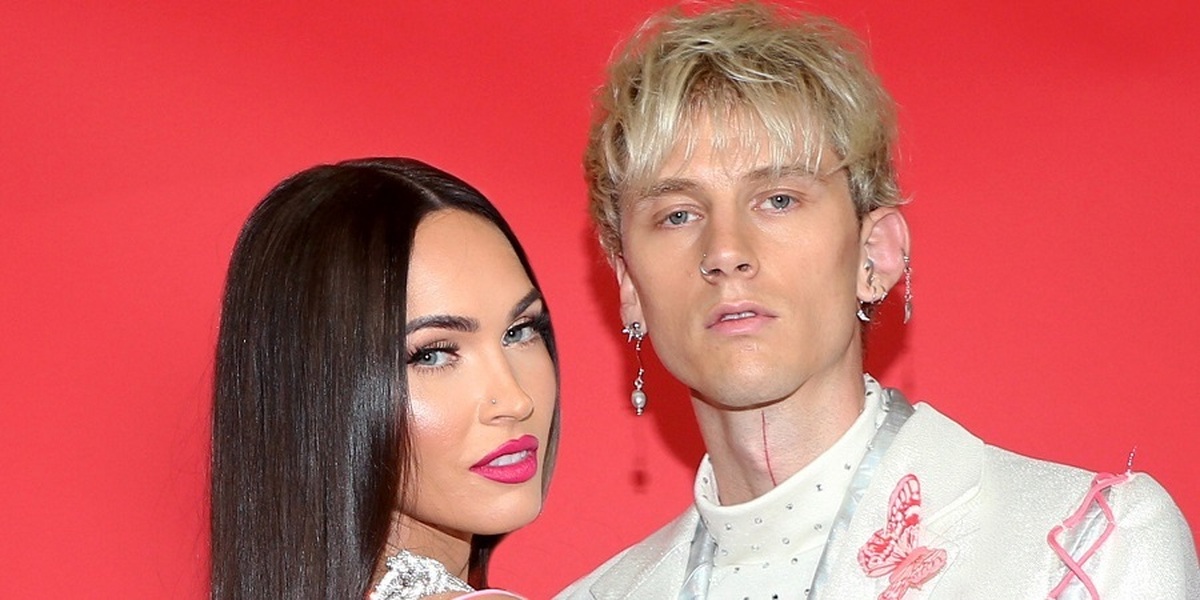 مشین گان کلی معتقد است که او و مگان فاکس به دلیل چشم زخم از هم جدا شدند