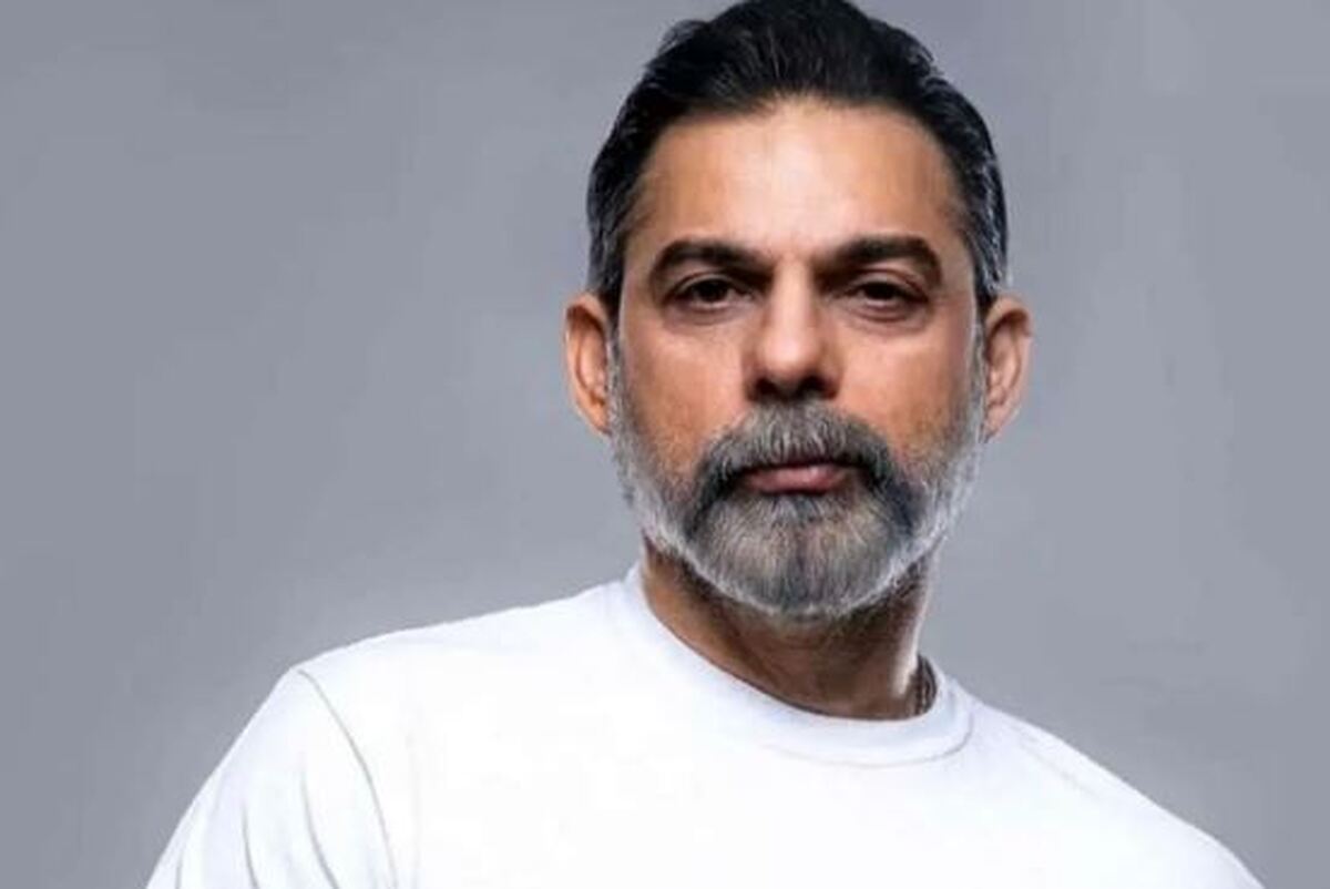 پیمان معادی با مو‌های فرفری و ظاهر جلف در حال ماشین شستن!