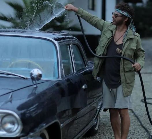 پیمان معادی با موهای فرفری و ظاهر جلف در حال ماشین شستن! پیمان معادی با موهای فرفری و ظاهر جلف در حال ماشین شستن!