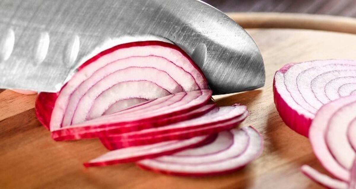 چگونه سوزش چشم هنگام خرد کردن پیاز را برطرف کنیم؟