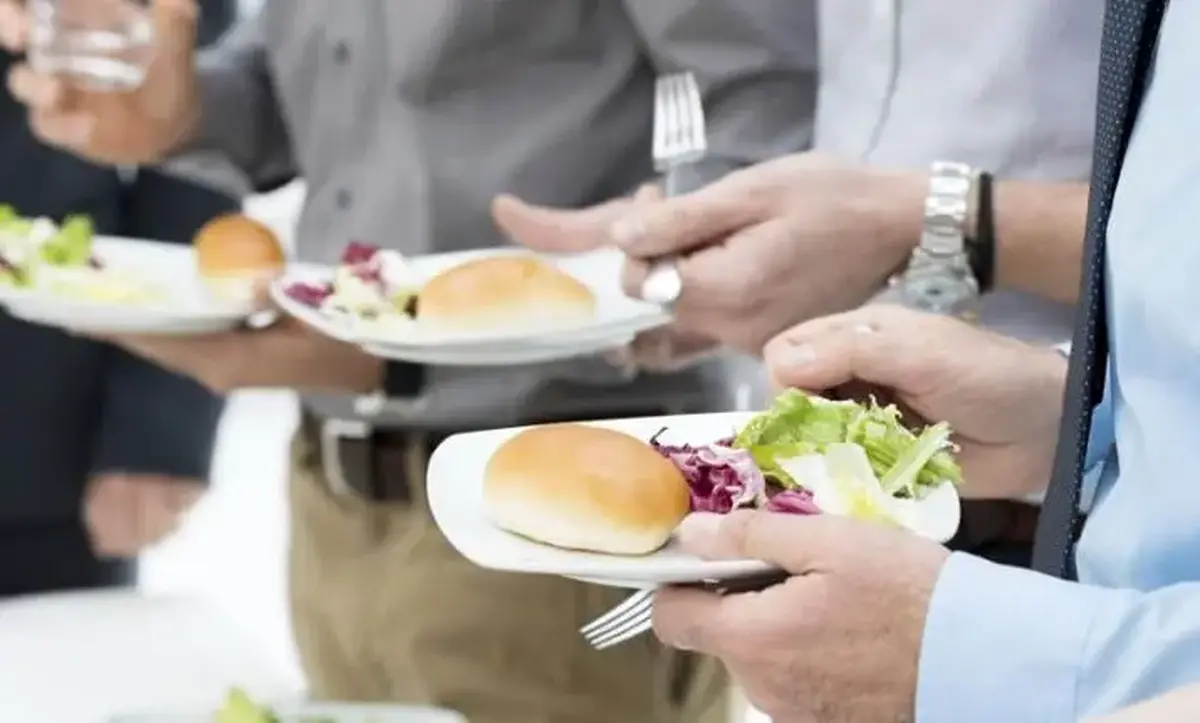 در حالت ایستاده غذا خوردن مضر است؟