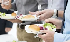 در حالت ایستاده غذا خوردن مضر است؟