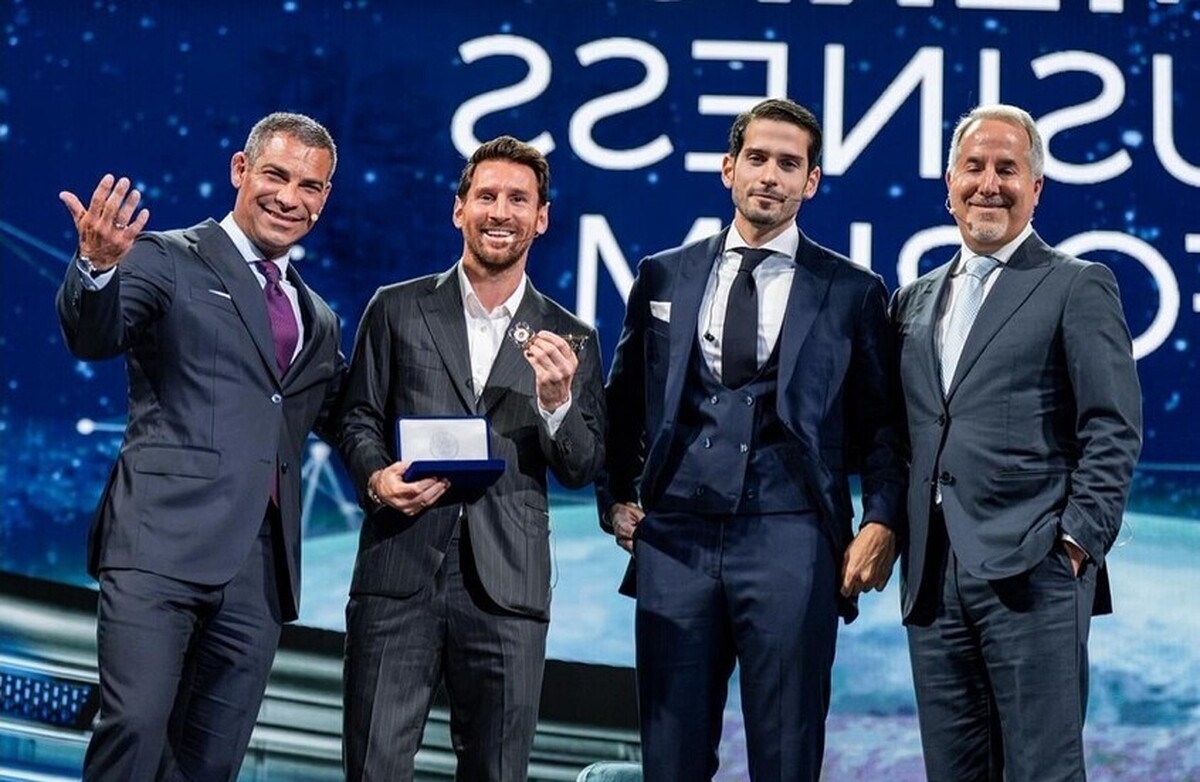 مسی کلید یک شهر را دریافت می‌کند... و با یک پاسخ 