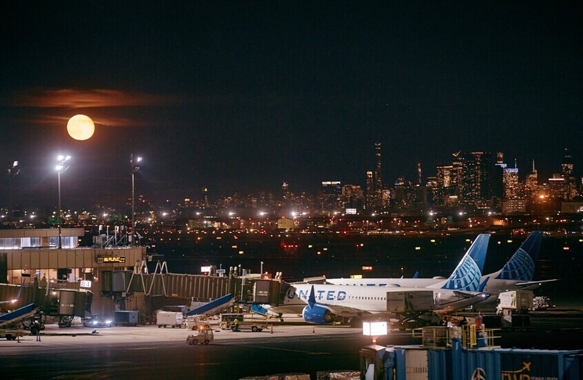 فرودگاه‌های آمریکا به دلیل تعطیلی تاریخی دولت، در بحران بزرگی قرار دارند