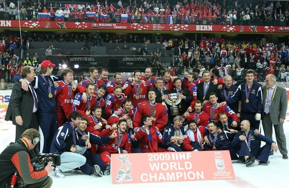 مدال طلای مسابقات جهانی هاکی روی یخ روسیه در سال ۲۰۰۹ در یک حراجی فروخته شد