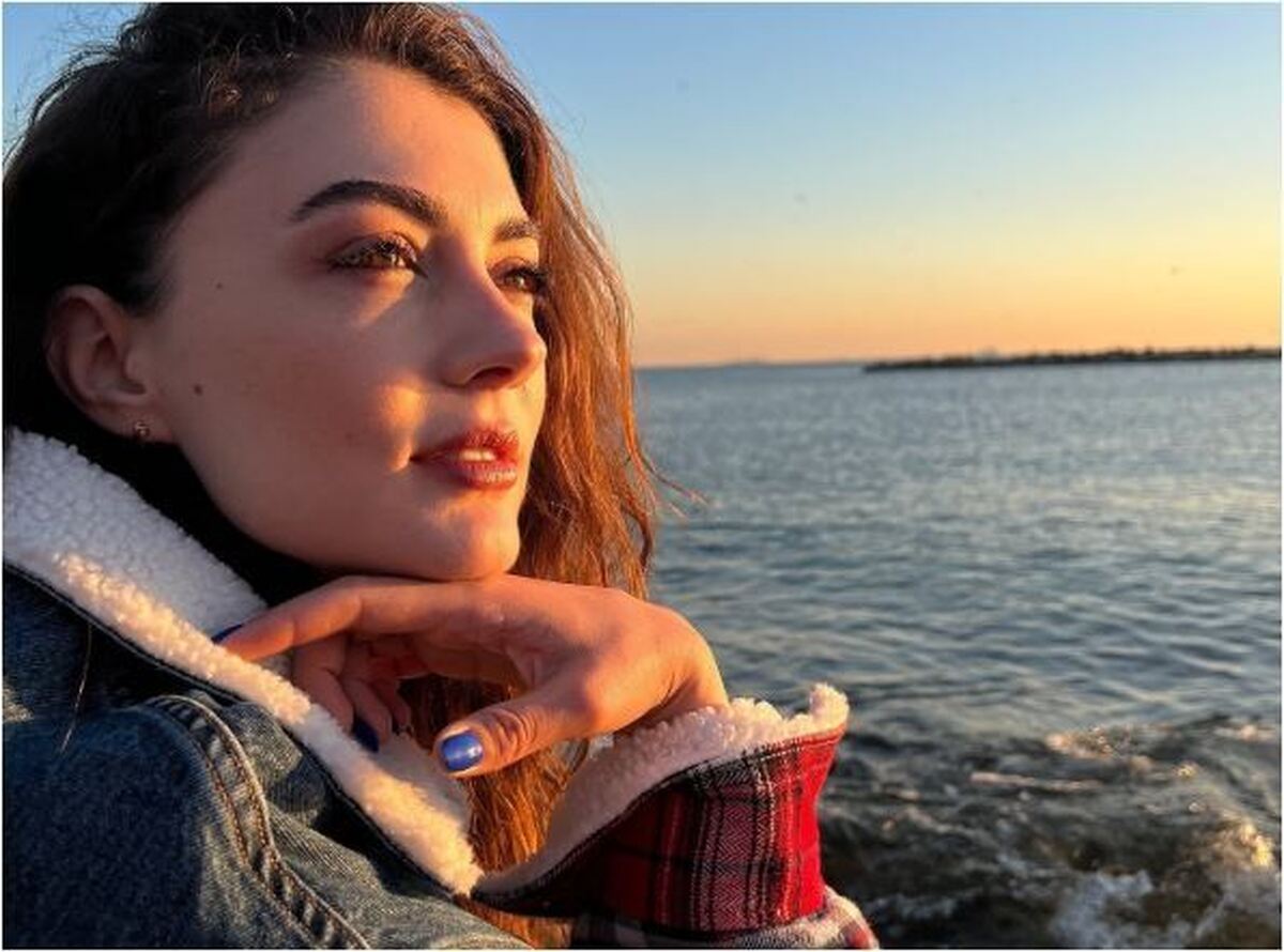 ژست دلبرانه بورجو اوزبرک بازیگر ترک در حالی که خستس +عکس