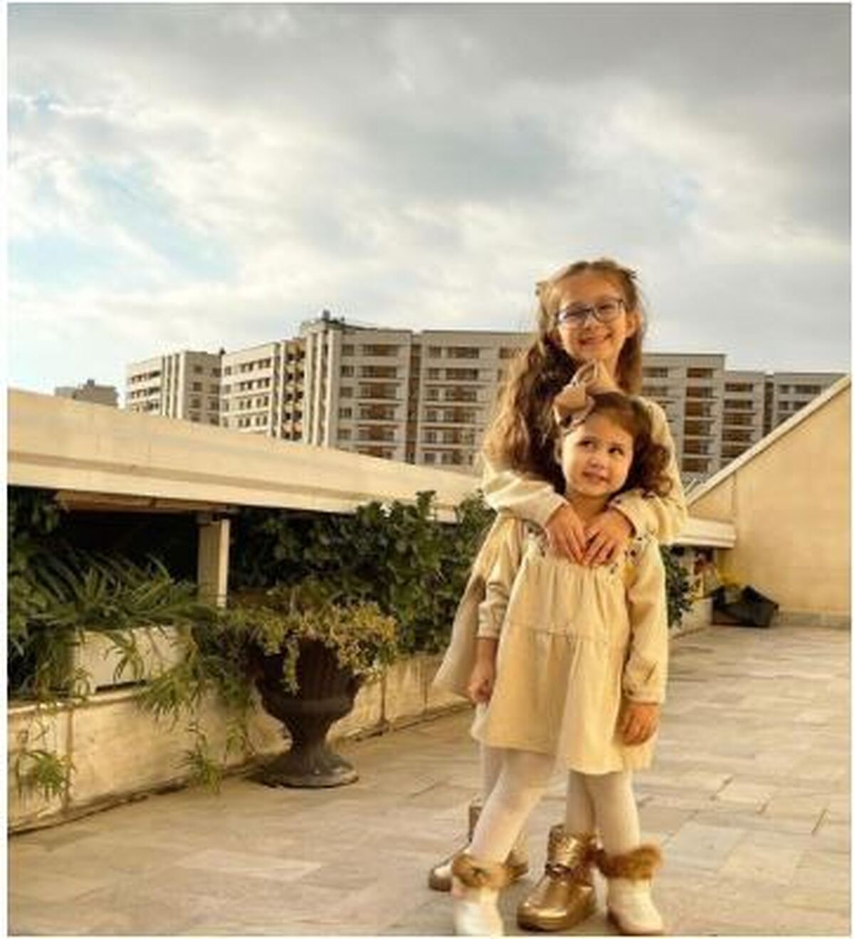 لحظه آنباکس کادو‌های دختران شاهرخ استخری و ذوق کودکانه شان+عکس