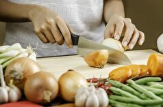 راهکار مناسب برای خردن کردن پیاز در کمال امینت کامل چشم ها!