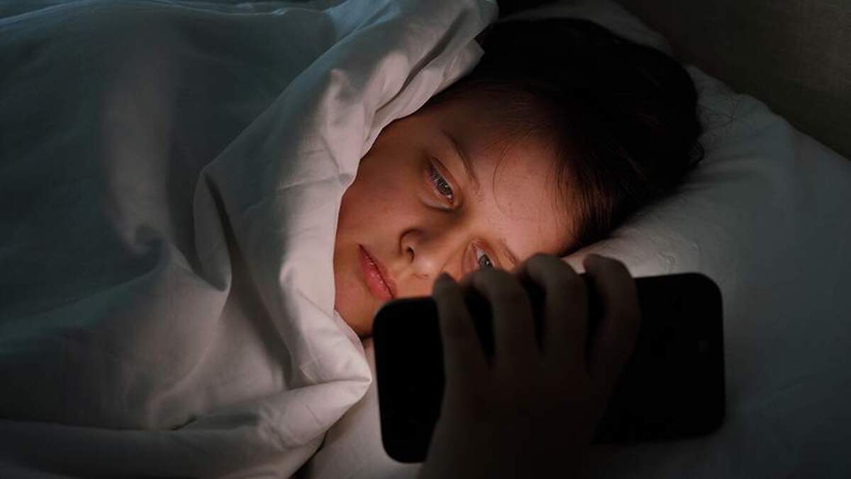 محققان به تاثیر استفاده از تلفن همراه قبل از خواب بر سلامت پی برده‌اند.