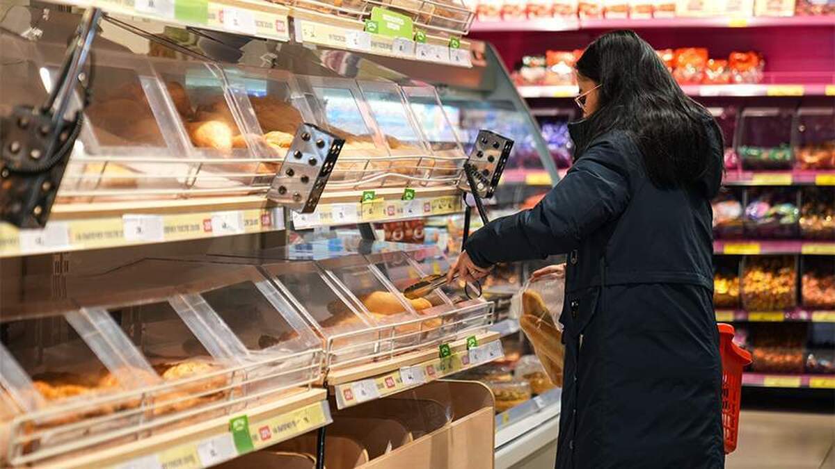 یک متخصص در مورد خطرات موادغذایی پخته شده در ویترین‌های روباز هشدار داد.