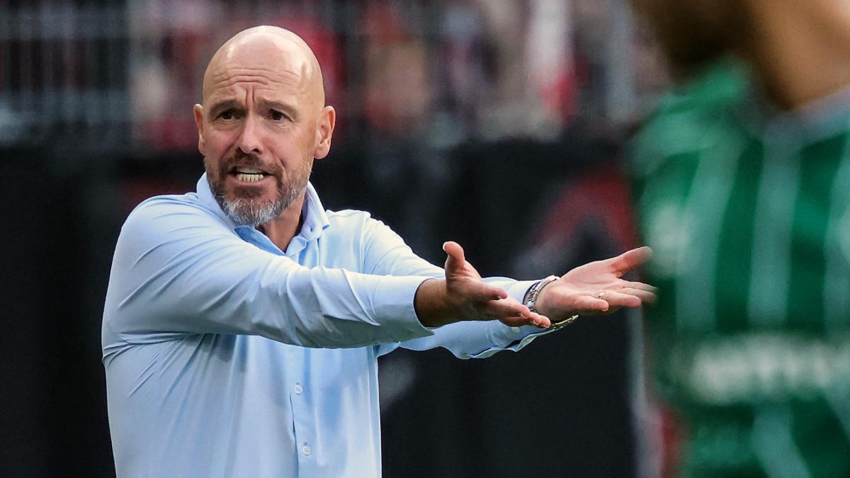 تن هاگ در حال آماده سازی قراردادش است