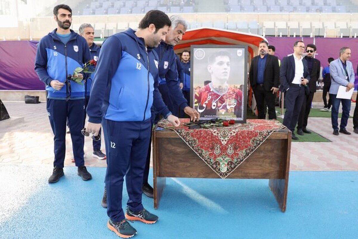 شاخه‌گلی برای ستاره خاموش؛ ادای احترام چادرملویی‌ها به صابر