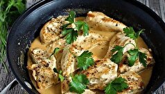 در ۸ مرحله مرغ خامه‌ای معروف رستوران‌ها را آماده کنید