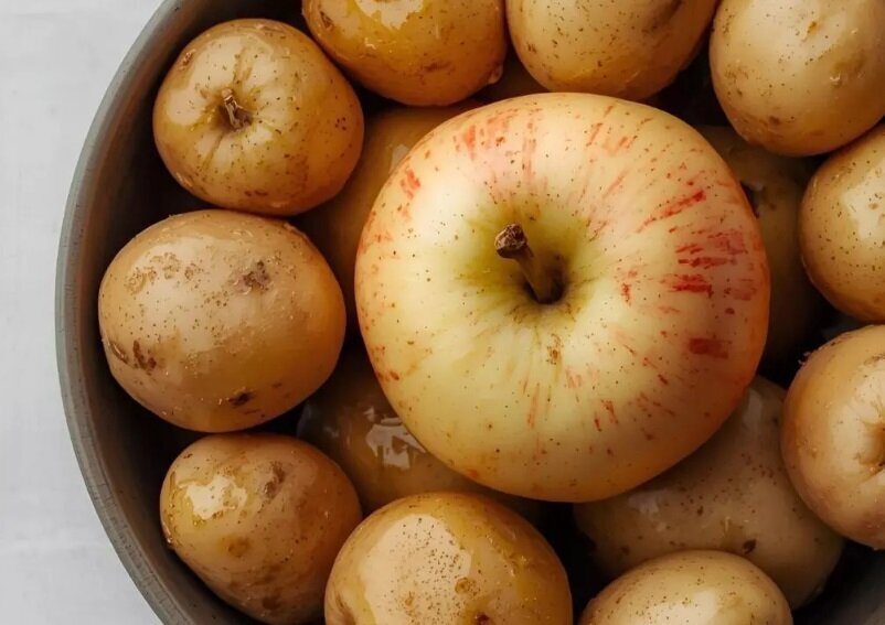 با قرار داد یک سیب در ظرف سیب زمینیها از جوانه زدن و رشد کپک آنها جلوگیری کنید! با قرار داد یک سیب در ظرف سیب زمینیها از جوانه زدن و رشد کپک آنها جلوگیری کنید!